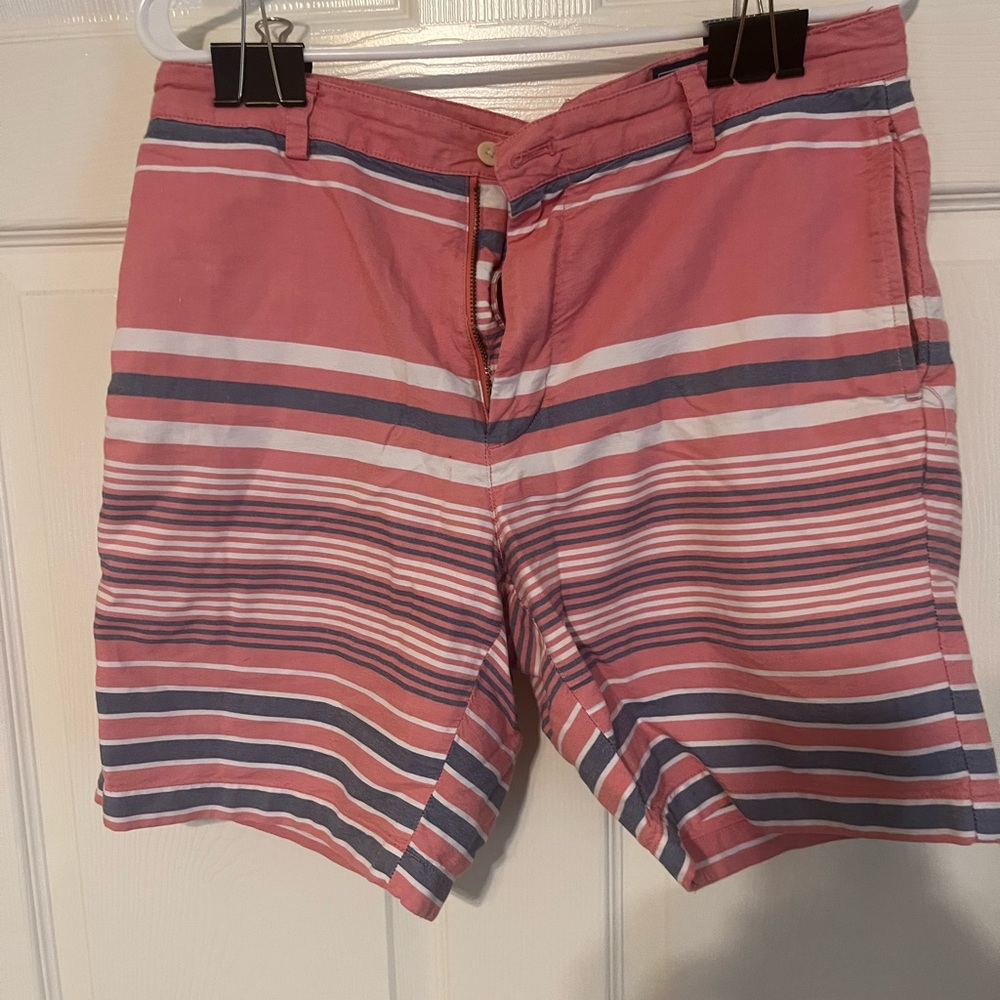 Men’s Vineyard Vines shorts size 32. Preppy. Great condition no issues.